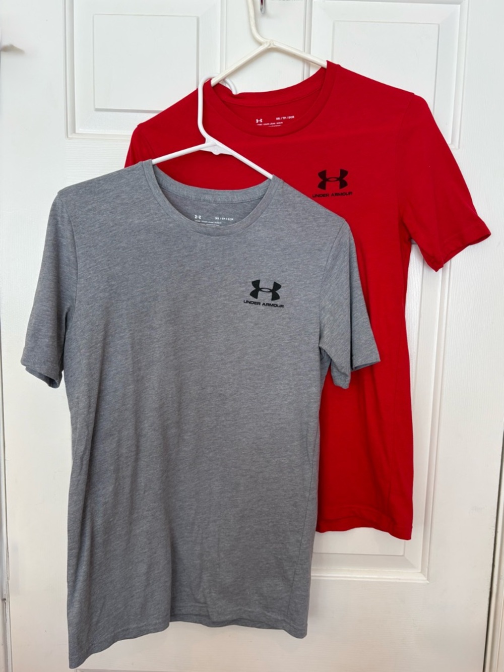 Lot Of 2- Under Armour Shirts Men's XS Short Sleeve Loose Red And Gray